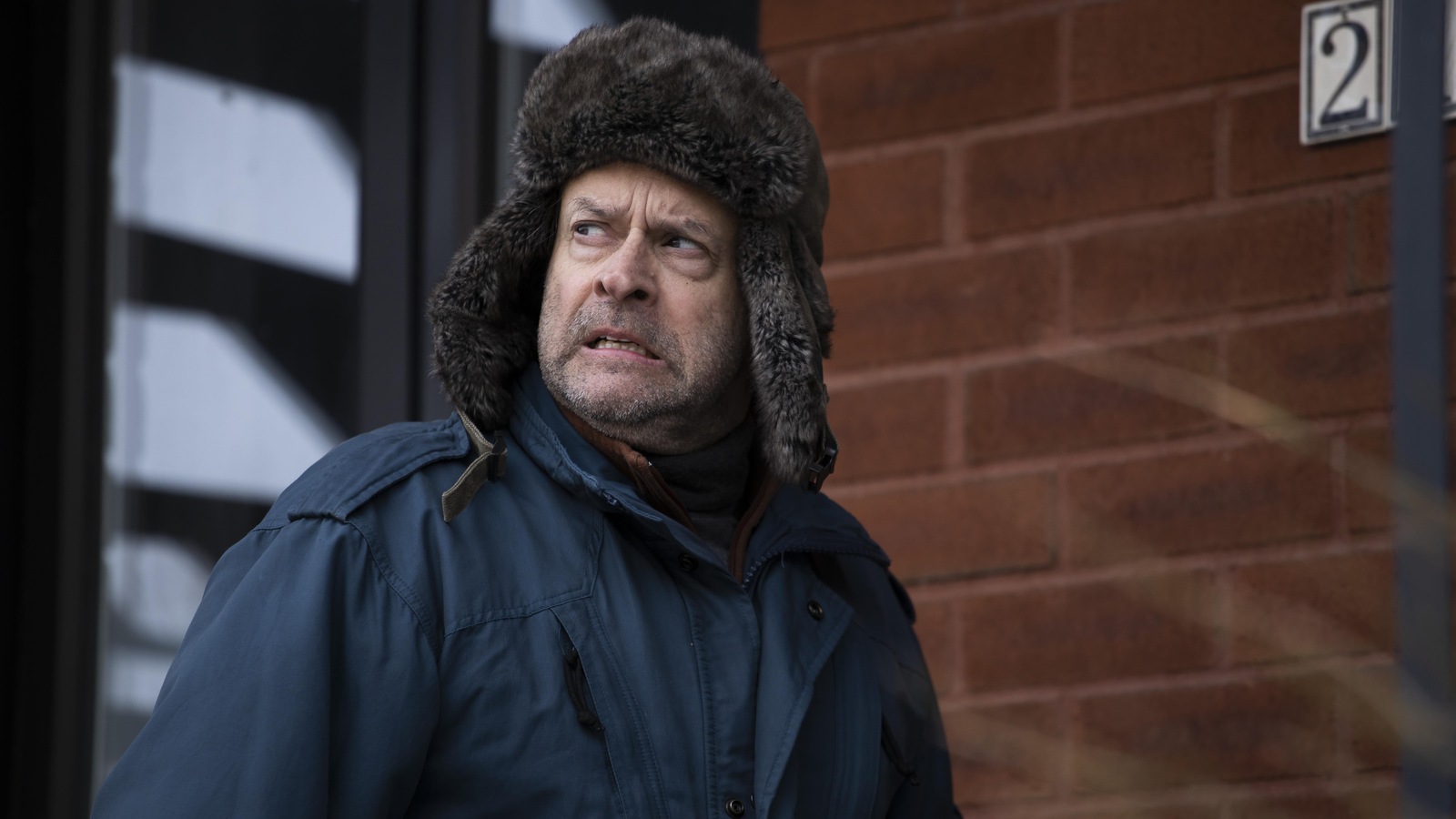 Jules Côté (Alexis Martin) habillé pour l'hiver. Il regarde à côté de lui. Jules Côté (Alexis Martin) habillé pour l'hiver. Il regarde à côté de lui.