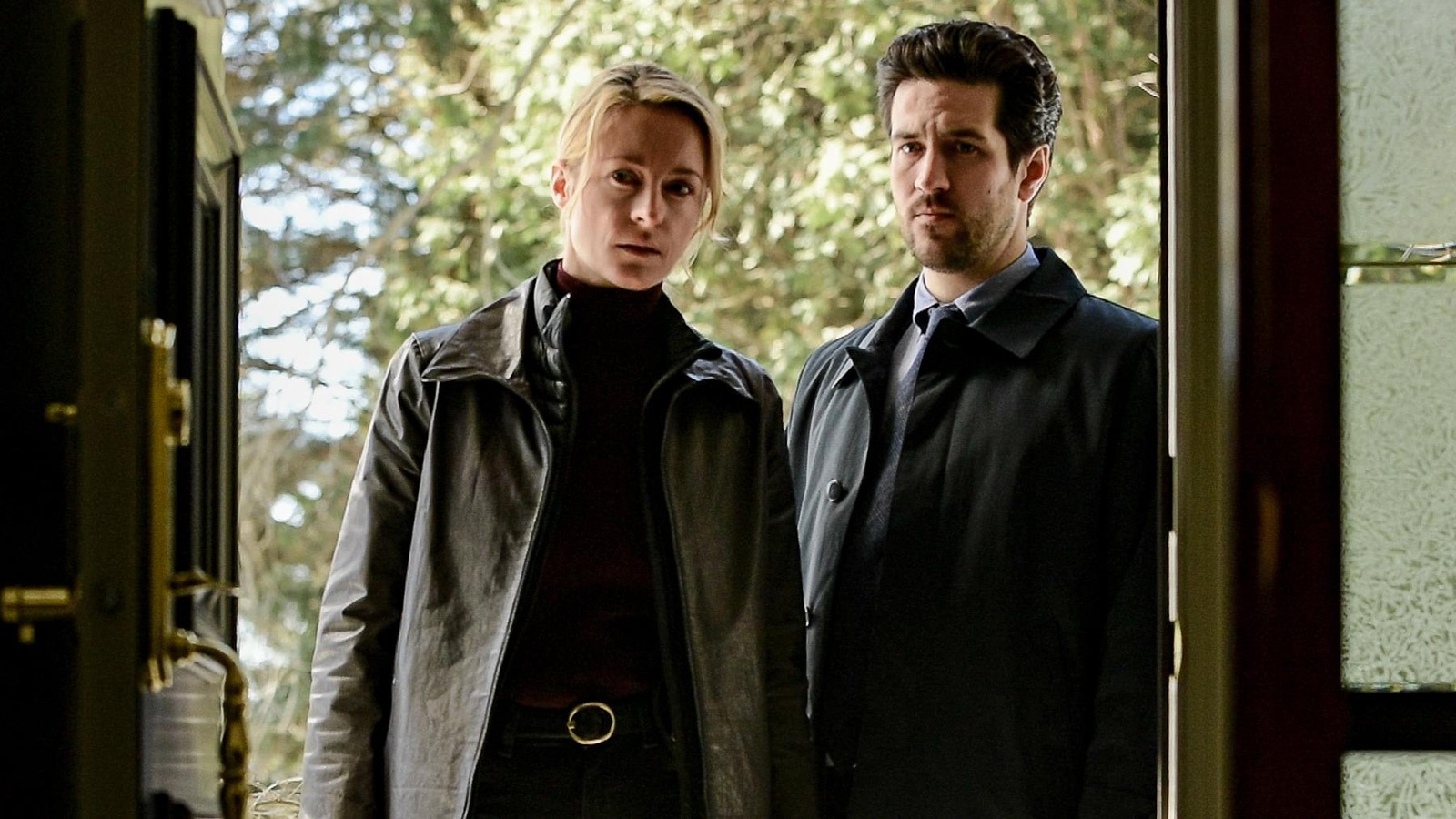 Simone Vallier (Christine Beaulieu) et Danno Boulianne (Olivier Gervais-Courchesne) sont à la porte de la maison du docteur Lacombe. Simone Vallier (Christine Beaulieu) et Danno Boulianne (Olivier Gervais-Courchesne) sont à la porte de la maison du docteur Lacombe.