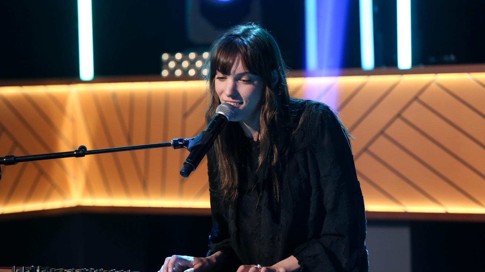 Elle chante en s'accompagnant au clavier Elle chante en s'accompagnant au clavier