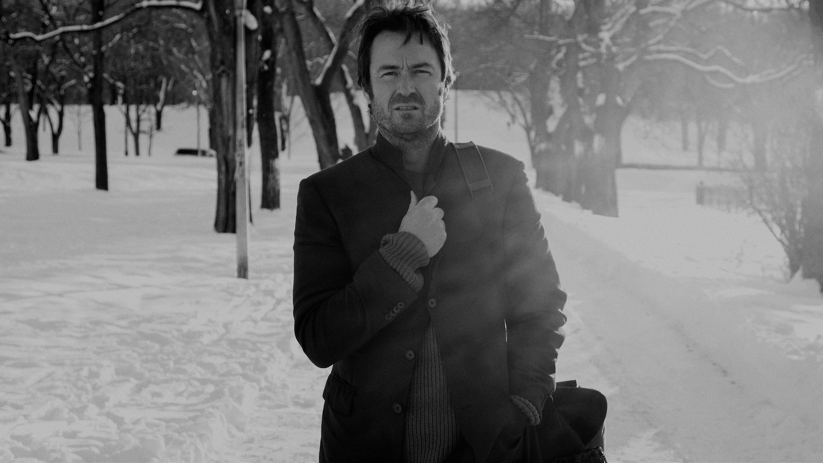 Un homme (Sébastien Ricard) dehors, sous la neige, en noir et blanc. Un homme (Sébastien Ricard) dehors, sous la neige, en noir et blanc.