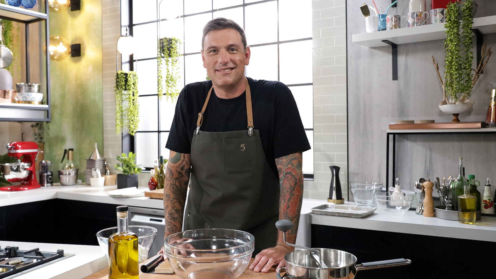 Il est sur le plateau de l'émission 5 chefs dans ma cuisine. Il est sur le plateau de l'émission 5 chefs dans ma cuisine.