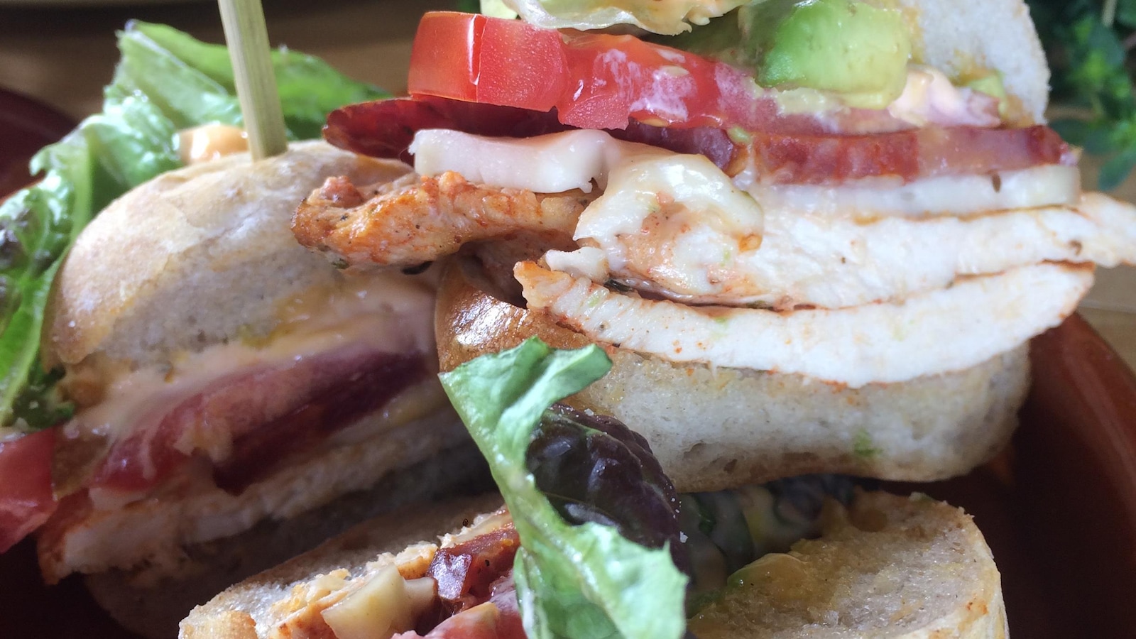 Trois sandwichs dans une assiette Trois sandwichs dans une assiette
