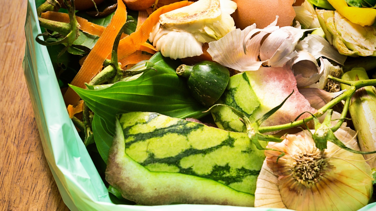 Plusieurs déchets de légumes et fruits dans un sac Plusieurs déchets de légumes et fruits dans un sac