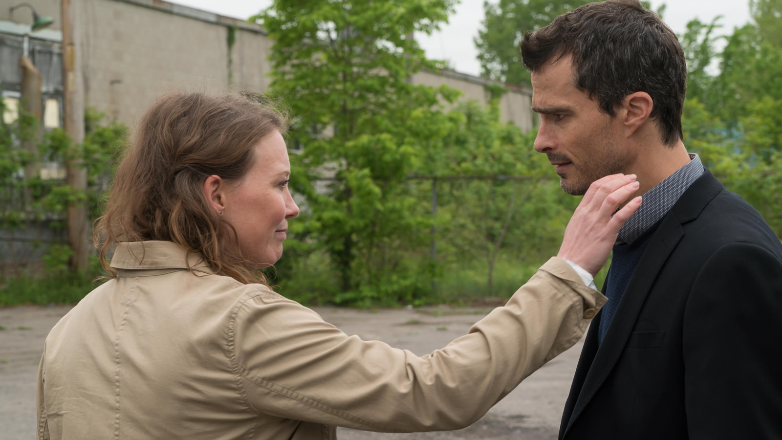 Constance a un geste de tendresse pour Sylvain. Constance a un geste de tendresse pour Sylvain.