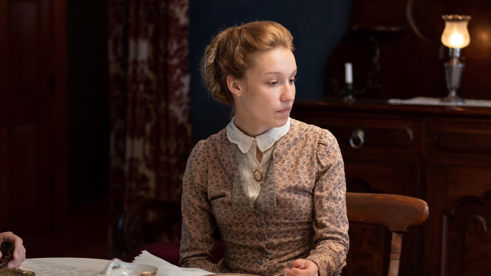 Une femme assise à table. Une femme assise à table.