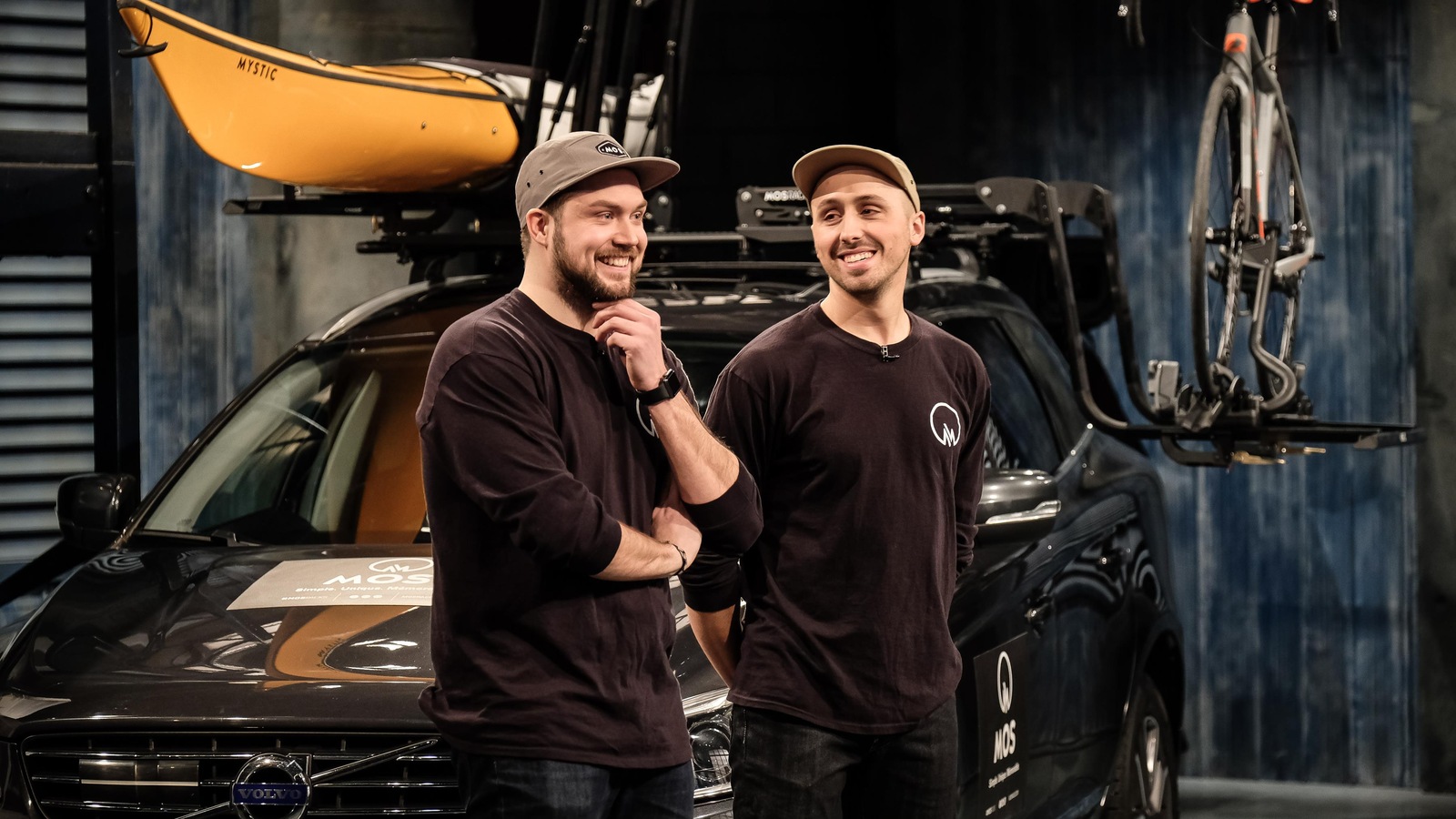 Joey Hébert et Frédéric Laurin-Lalonde sont devant une voiture de démonstration de leur support à équipement sportif. Joey Hébert et Frédéric Laurin-Lalonde sont devant une voiture de démonstration de leur support à équipement sportif.