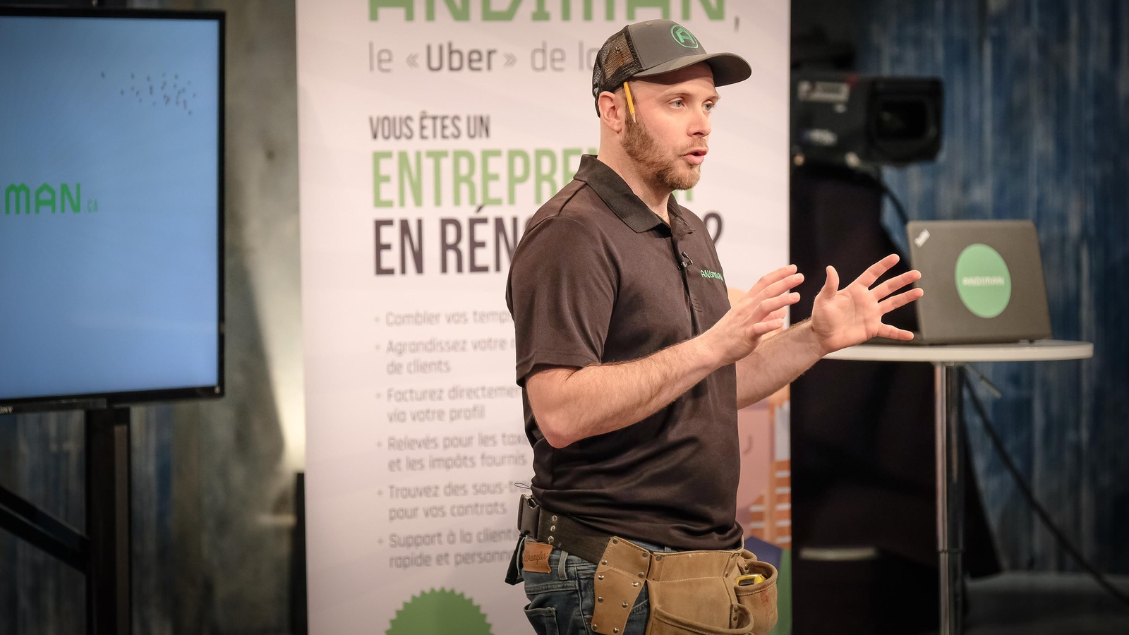 Crayon de menuisier à l'oreille, Antoine Bouchard présente son entreprise sur le plateau de l'émission. Crayon de menuisier à l'oreille, Antoine Bouchard présente son entreprise sur le plateau de l'émission.