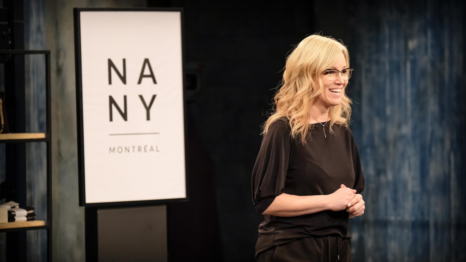 La femme d'affaires fait la présentation de son entreprise. La femme d'affaires fait la présentation de son entreprise.