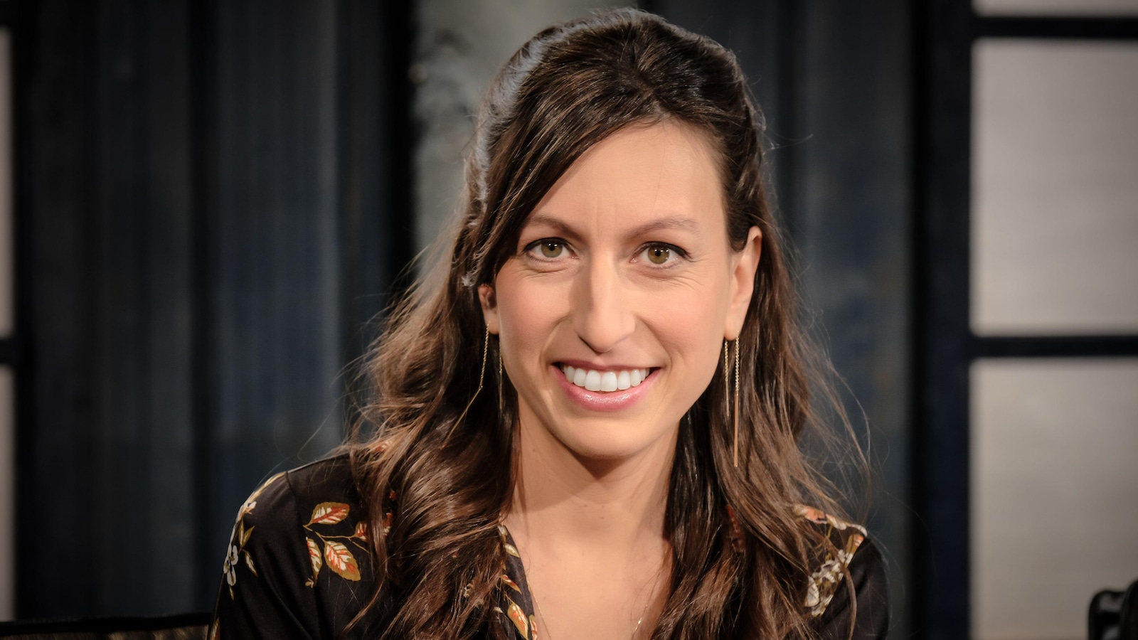 Portrait de Marie-Josée Richer, assise dans son fauteuil sur le plateau de Dans l'oeil du dragon. Portrait de Marie-Josée Richer, assise dans son fauteuil sur le plateau de Dans l'oeil du dragon.