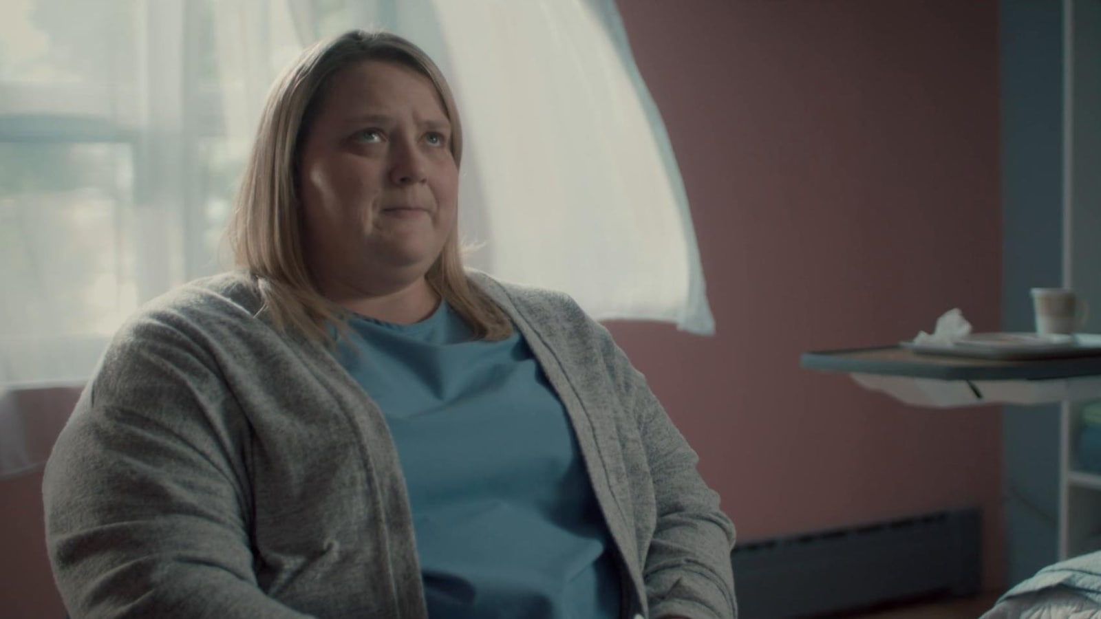 Elle est dans une chambre d'hôpital. Elle est dans une chambre d'hôpital.
