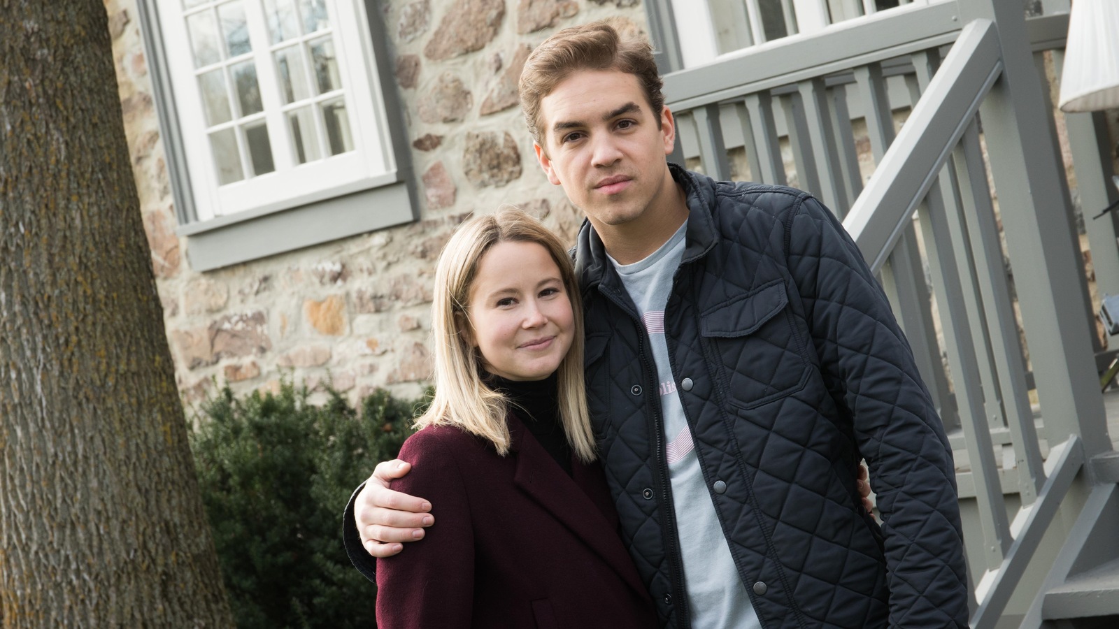 Jean-Sébastien Labelle (Antoine Pilon) tient Noémie (Juliette Gosselin) par les épaules Jean-Sébastien Labelle (Antoine Pilon) tient Noémie (Juliette Gosselin) par les épaules
