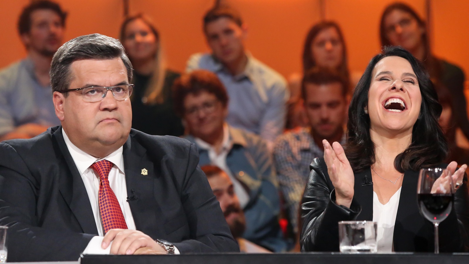 Denis Coderre est sérieux et Valérie Plante rit aux éclats. Denis Coderre est sérieux et Valérie Plante rit aux éclats.