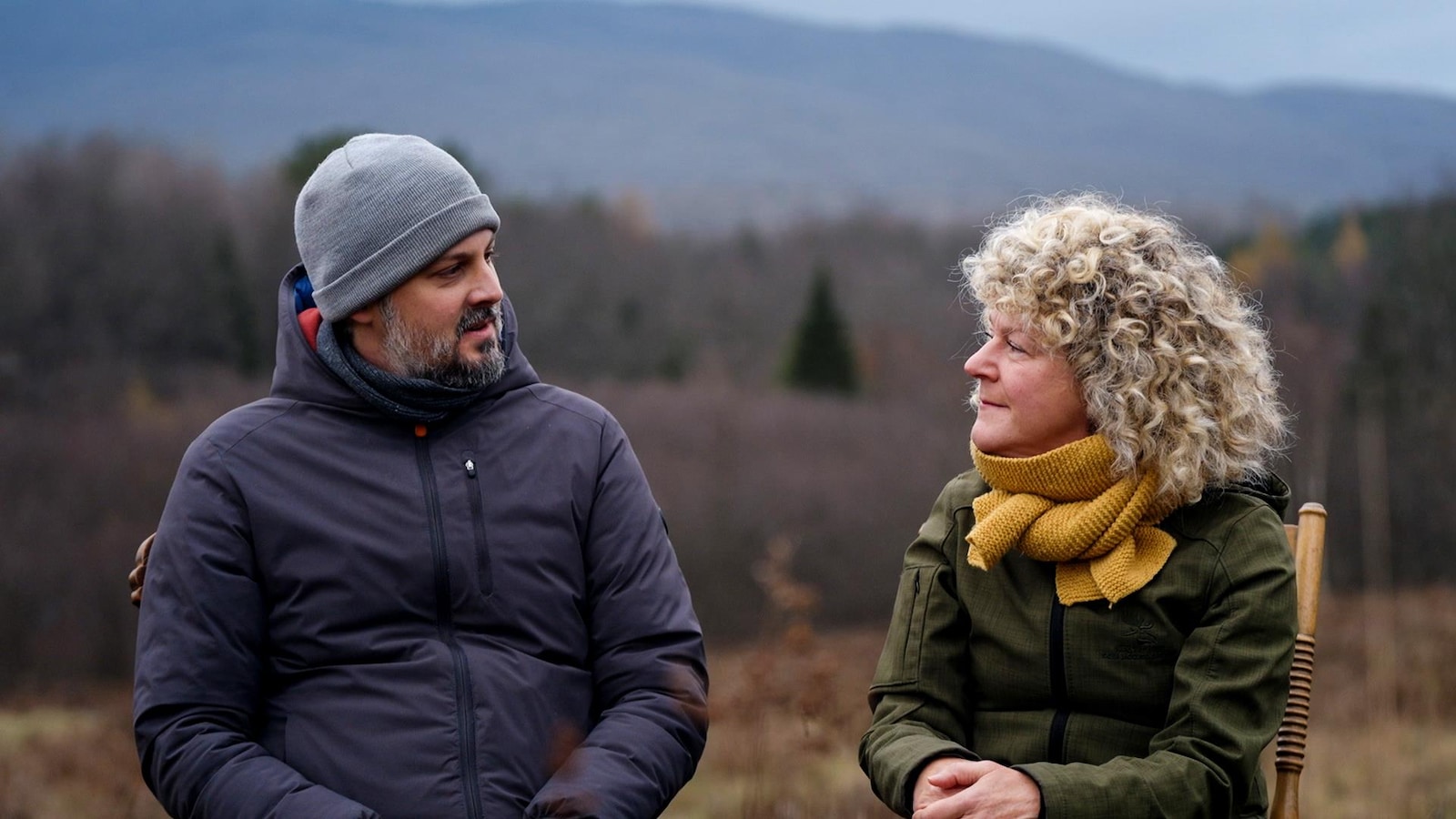 La journaliste Diane Bérard et l’entrepreneur social Samuel Gervais lors du tournage du documentaire Le dernier flip : démarchandiser l'immobilier.