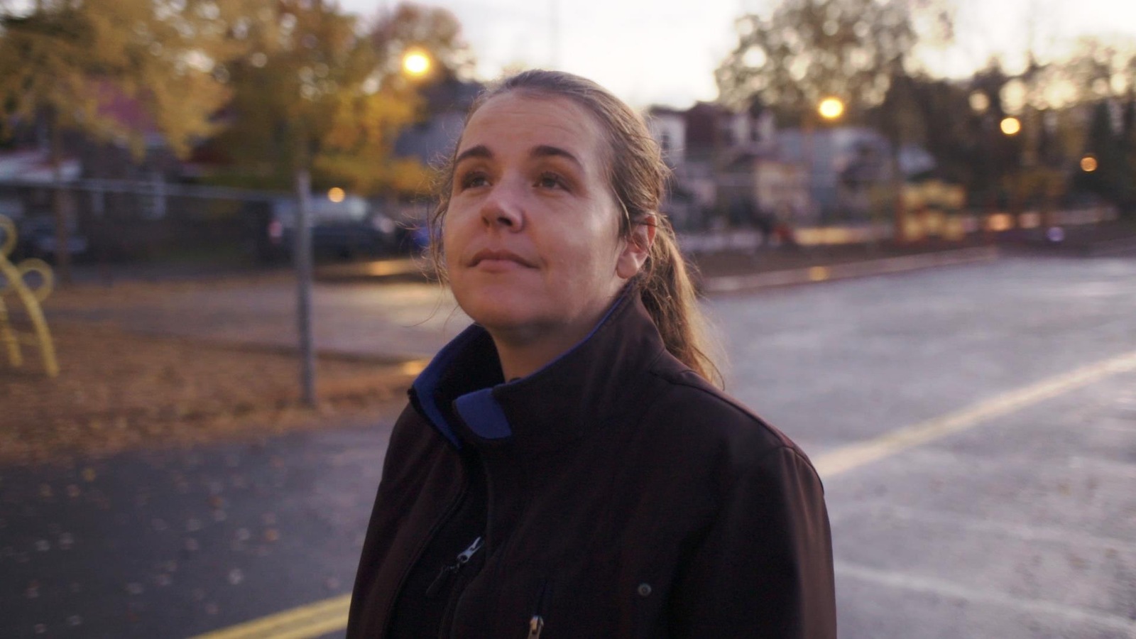 Une femme est dans la rue et regarde au loin avec espoir. Une femme est dans la rue et regarde au loin avec espoir.