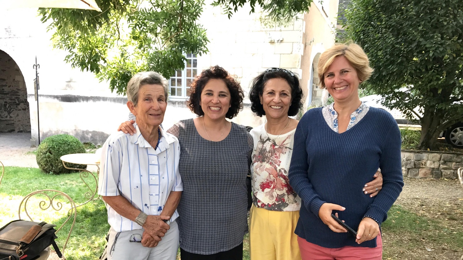 Quatre femmes souriantes dans un jardin. Quatre femmes souriantes dans un jardin.