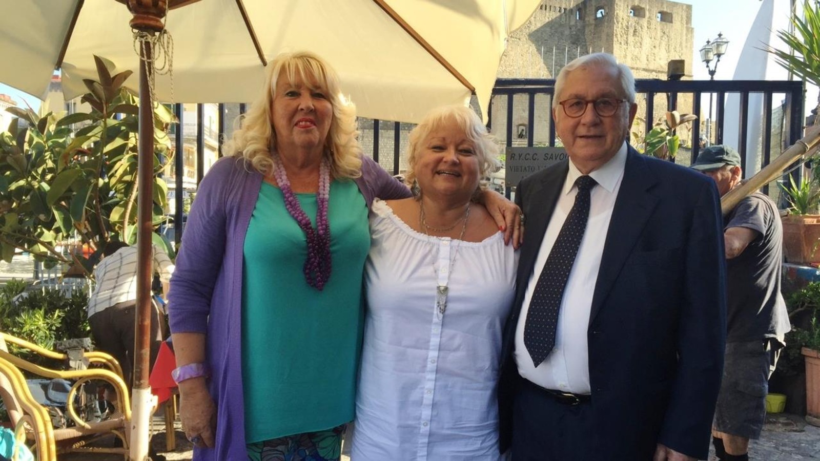 Trois personnes posent sur une terrasse en Italie. Trois personnes posent sur une terrasse en Italie.