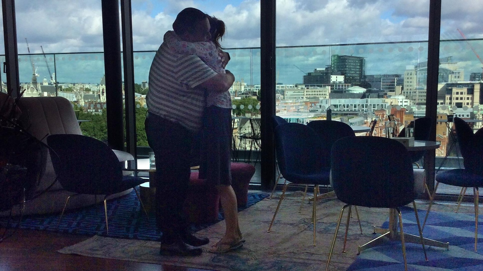 Deux personnes s'enlacent devant une vue panoramique de la ville de Londres. Deux personnes s'enlacent devant une vue panoramique de la ville de Londres.