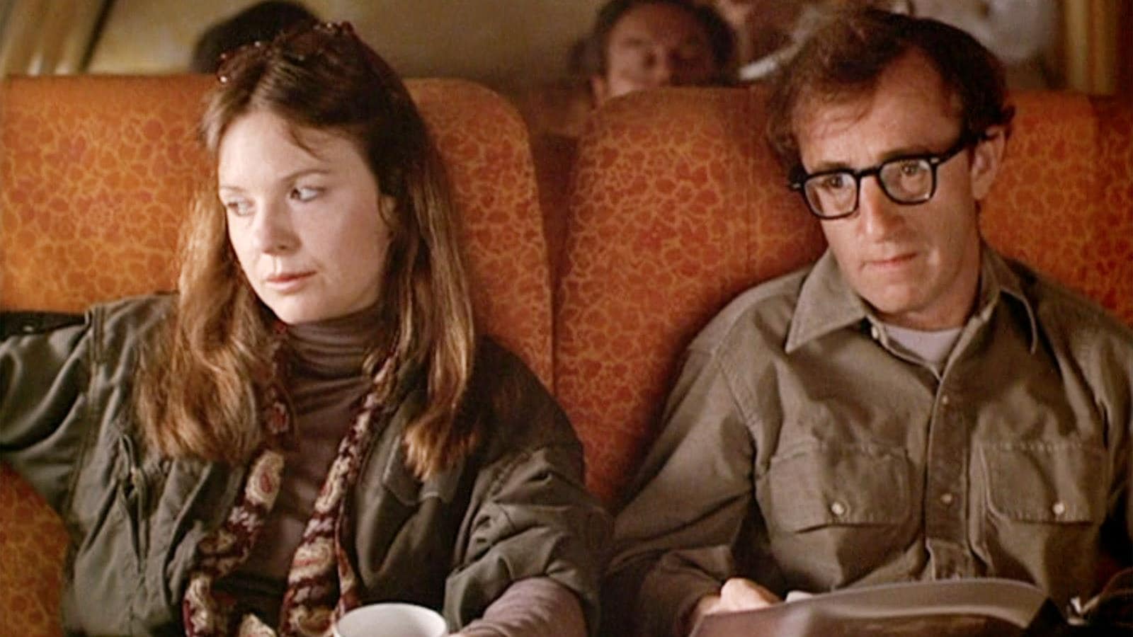 Une femme (Diane Keaton) et un homme (Woody Allen) assis côte à côte dans un avion.