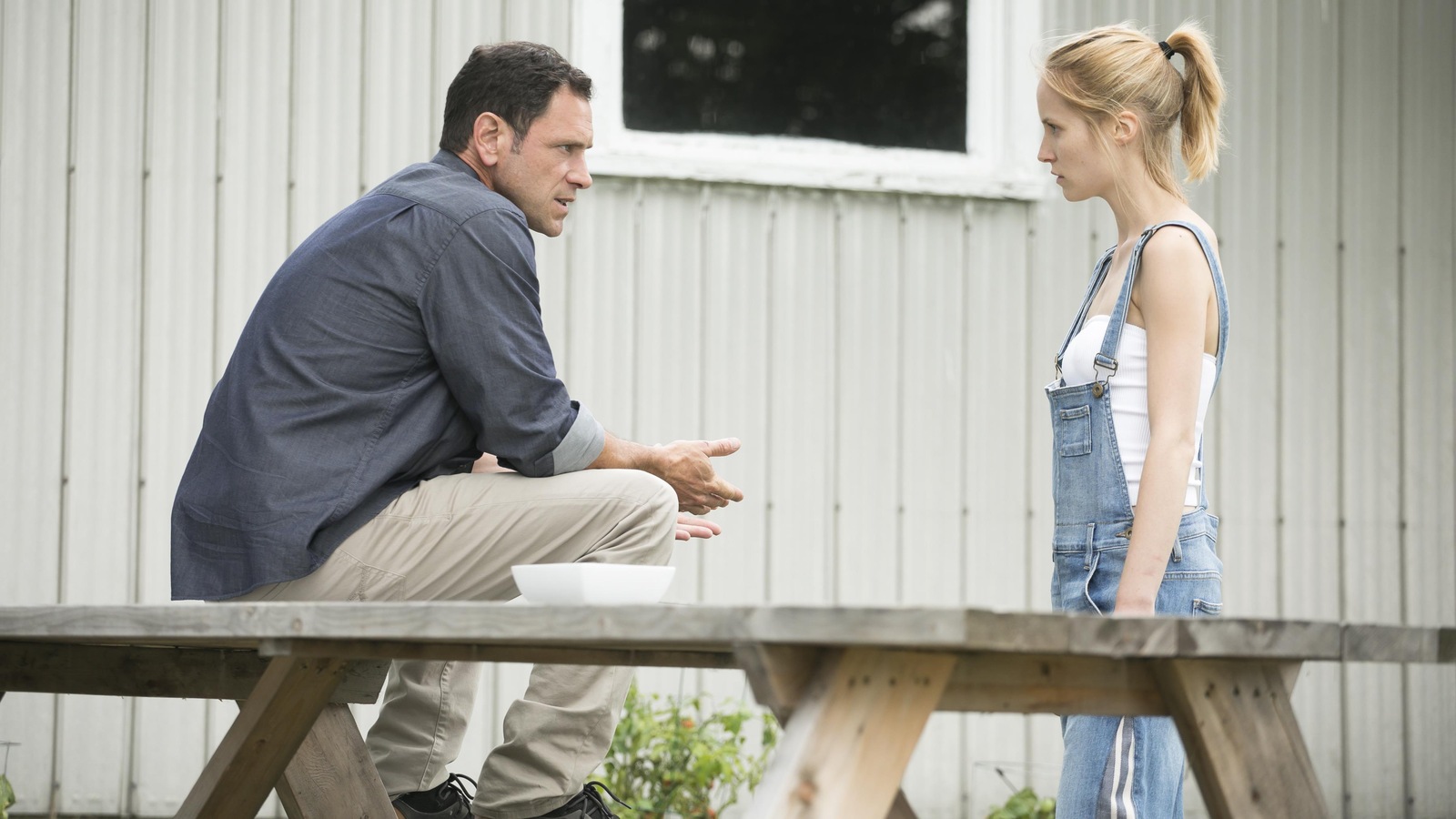 Charlotte Legault et Partrick Labbé qui discute en arrière de leur maison. Charlotte Legault et Partrick Labbé qui discute en arrière de leur maison.