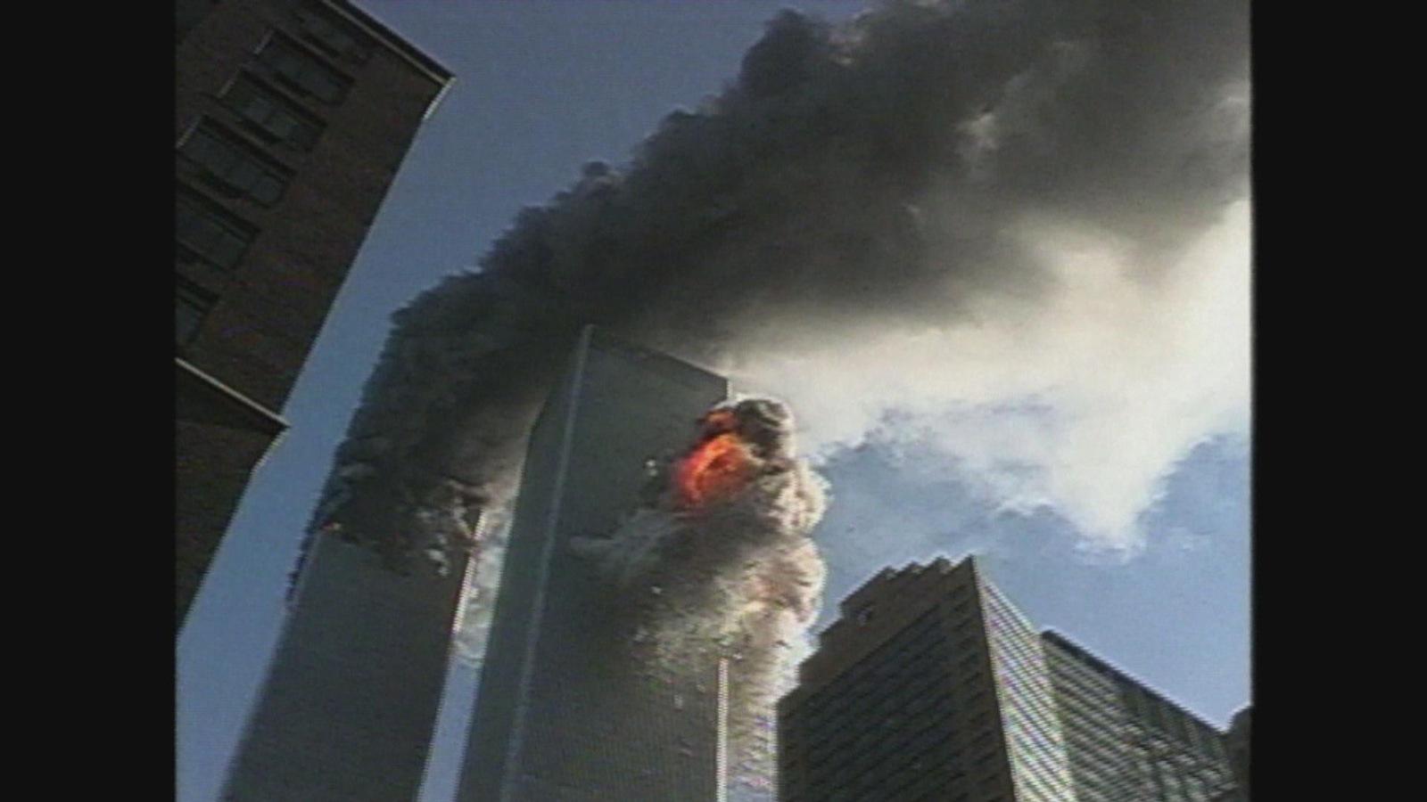 De la fumée s'échappe des deux tours du World Trade Center. De la fumée s'échappe des deux tours du World Trade Center.
