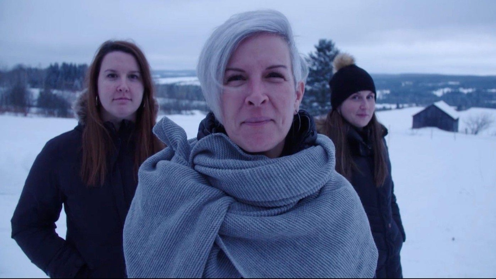 Devant un paysage enneigé, Bianca pose devant ses deux grandes filles. Devant un paysage enneigé, Bianca pose devant ses deux grandes filles.