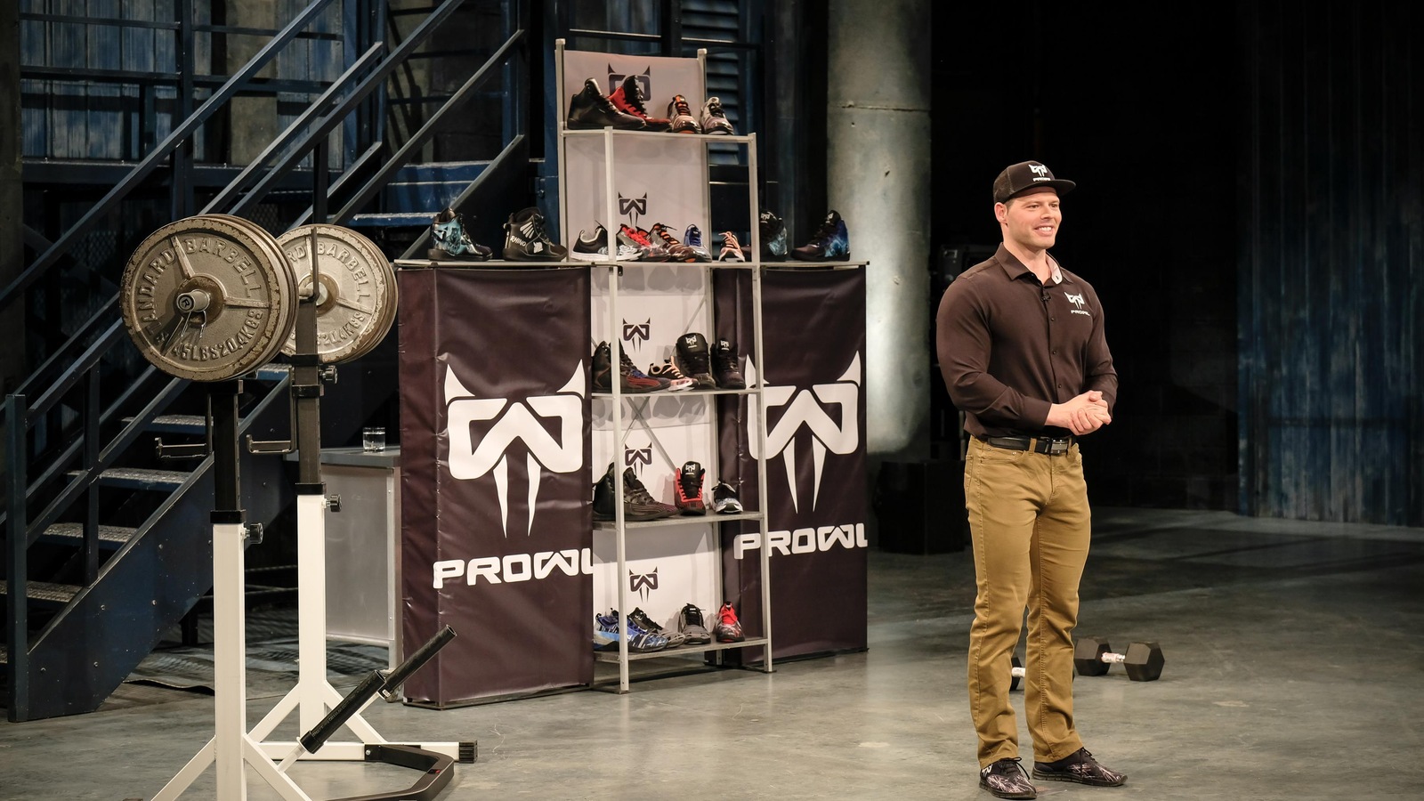 L'homme porte une casquette et présente ses chaussures sport aux dragons. L'homme porte une casquette et présente ses chaussures sport aux dragons.