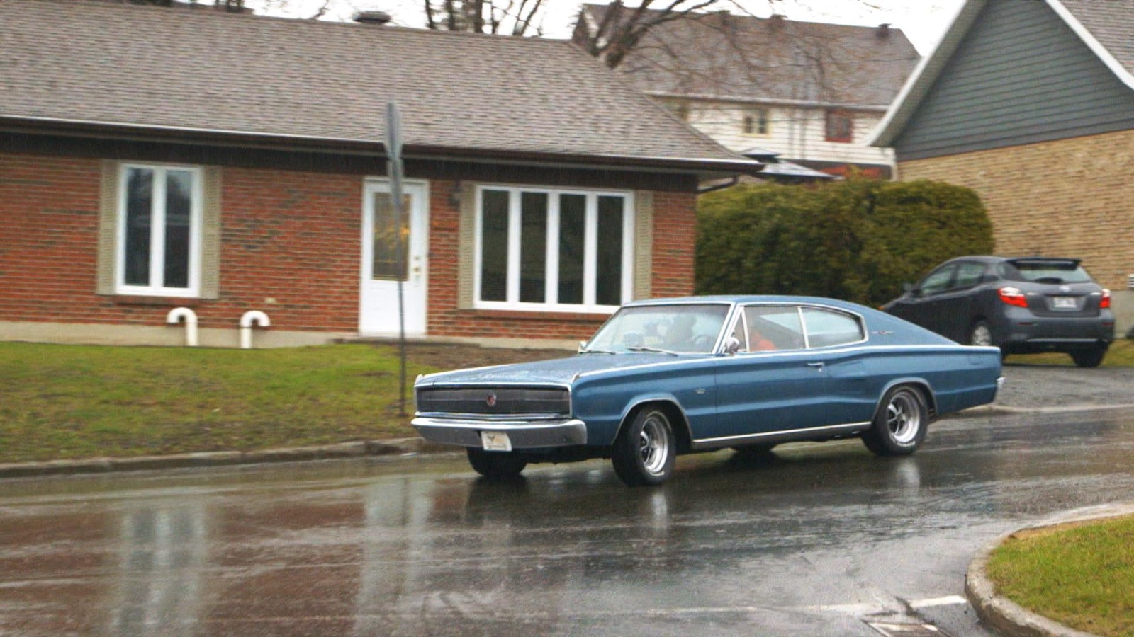 Une voiture de collection bleue sur la rue dans un quartier résidentiel. Une voiture de collection bleue sur la rue dans un quartier résidentiel.