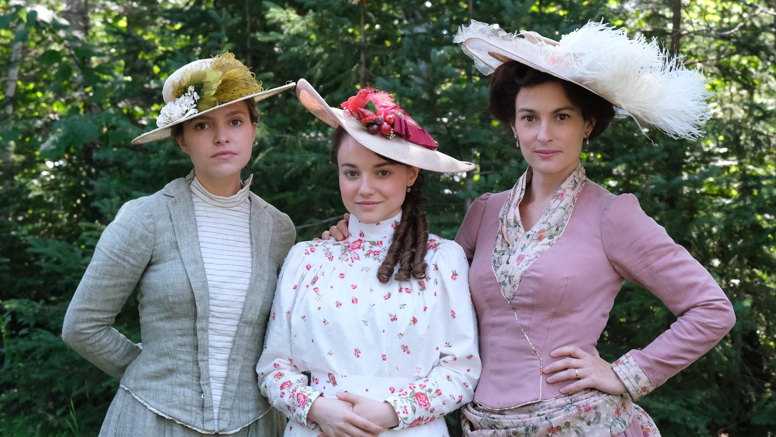 Sarah-Jeanne Labrosse, Romane Denis et Madeleine Péloquin en robes d'époque élégantes pour un mariage dans Les pays d'en haut. Sarah-Jeanne Labrosse, Romane Denis et Madeleine Péloquin en robes d'époque élégantes pour un mariage dans Les pays d'en haut.
