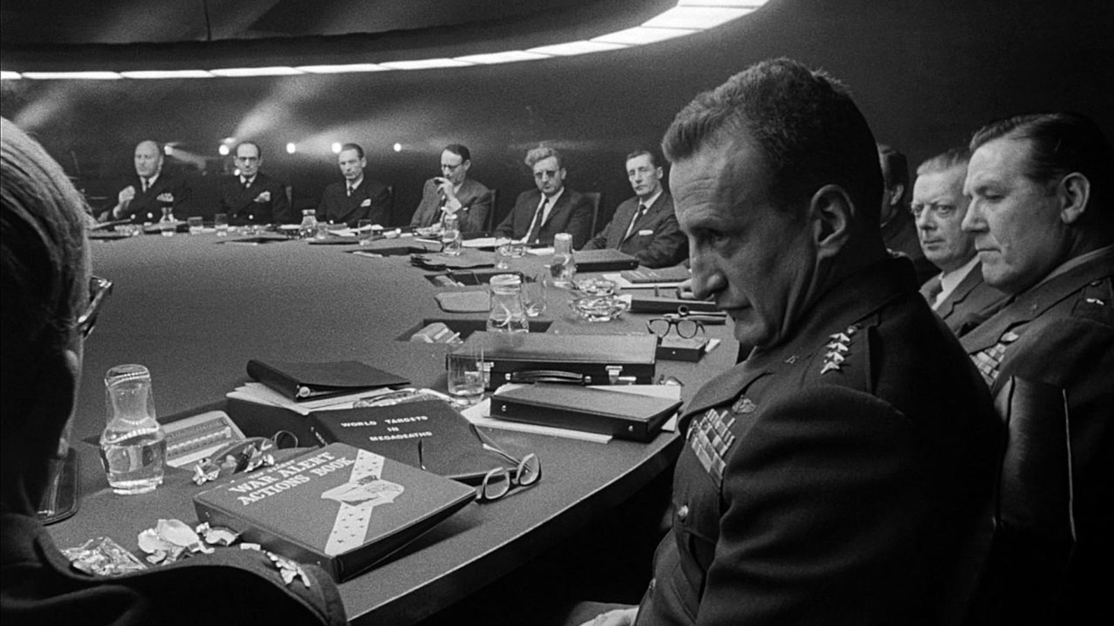 Une assemblée de militaires autour d'une table