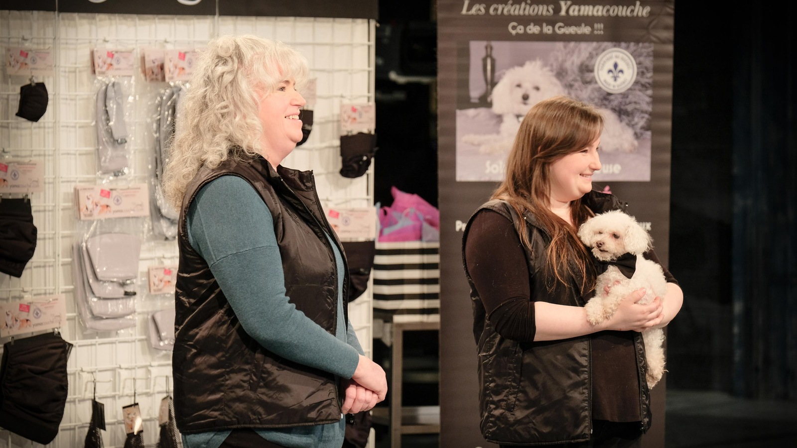 Les deux femmes présentent leurs produits aux dragons avec un petit chien. Les deux femmes présentent leurs produits aux dragons avec un petit chien.