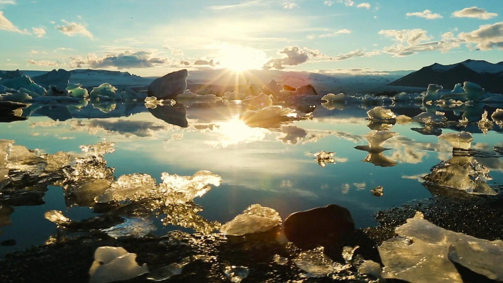 Un paysage d'eau, de glace et de nuages. Un paysage d'eau, de glace et de nuages.