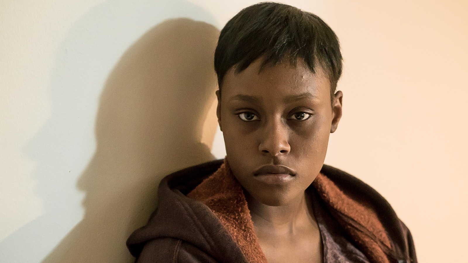 C'est une jeune fille aux cheveux courts et noirs. C'est une jeune fille aux cheveux courts et noirs.