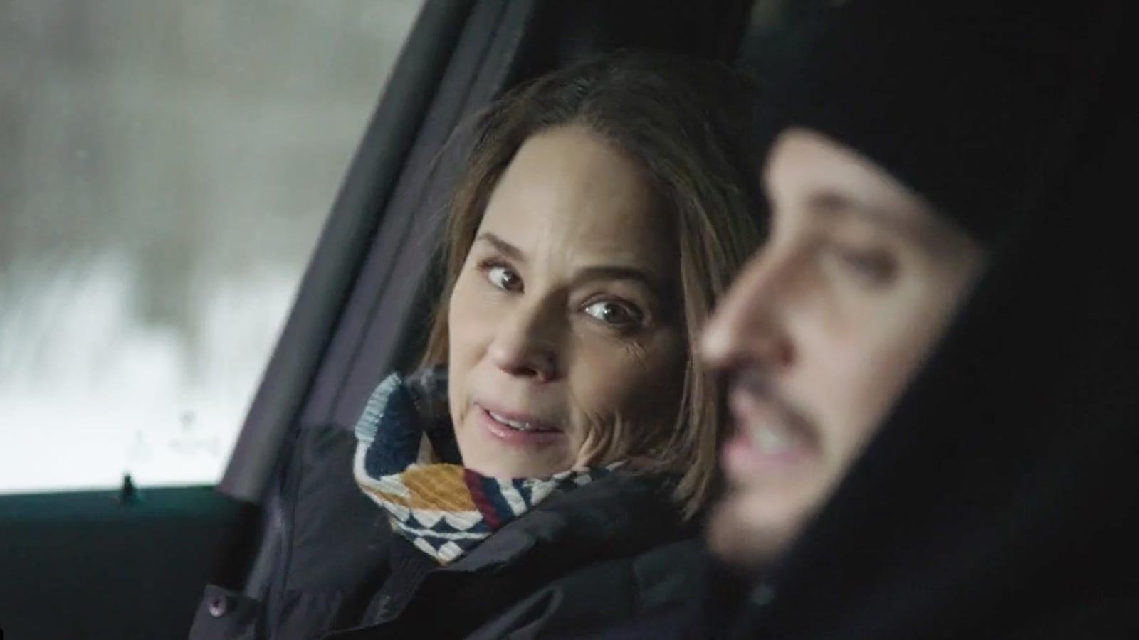 Emmanuelle et Jacob parlent dans une voiture. Emmanuelle et Jacob parlent dans une voiture.