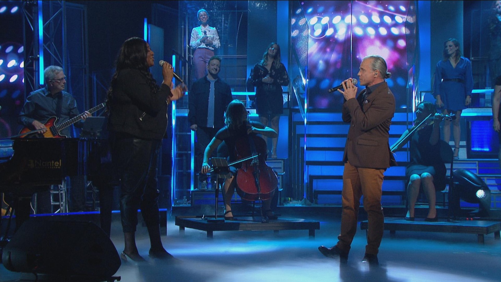 Mélissa Bédard et Bruno Pelletier sont en prestation sur le plateau d'En direct de l'univers. Mélissa Bédard et Bruno Pelletier sont en prestation sur le plateau d'En direct de l'univers.