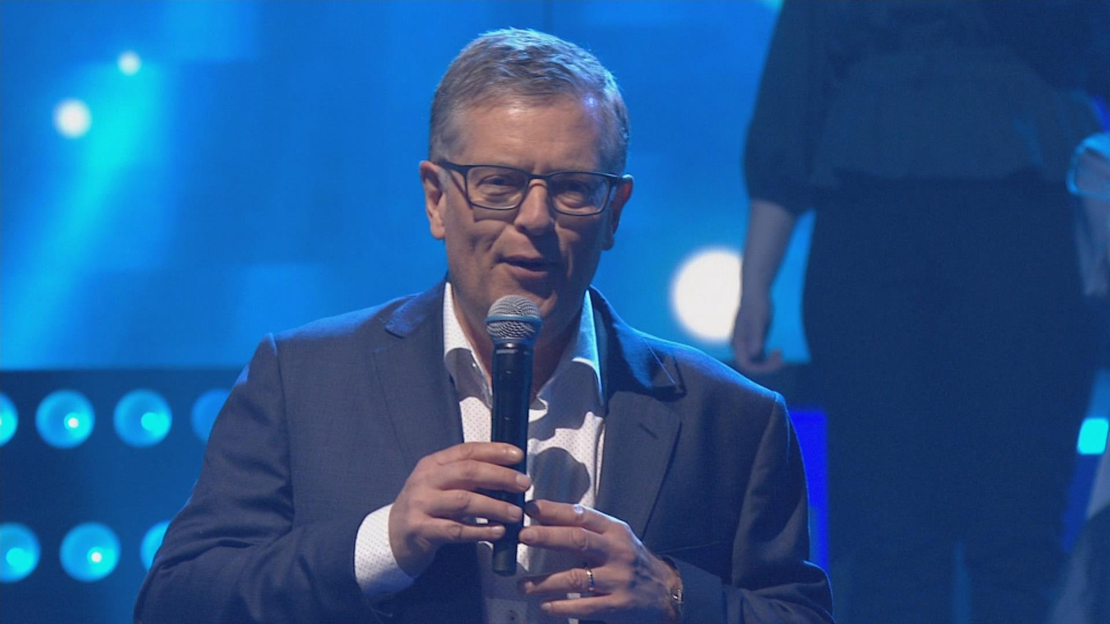 Paul Larocque chante au micro. Paul Larocque chante au micro.