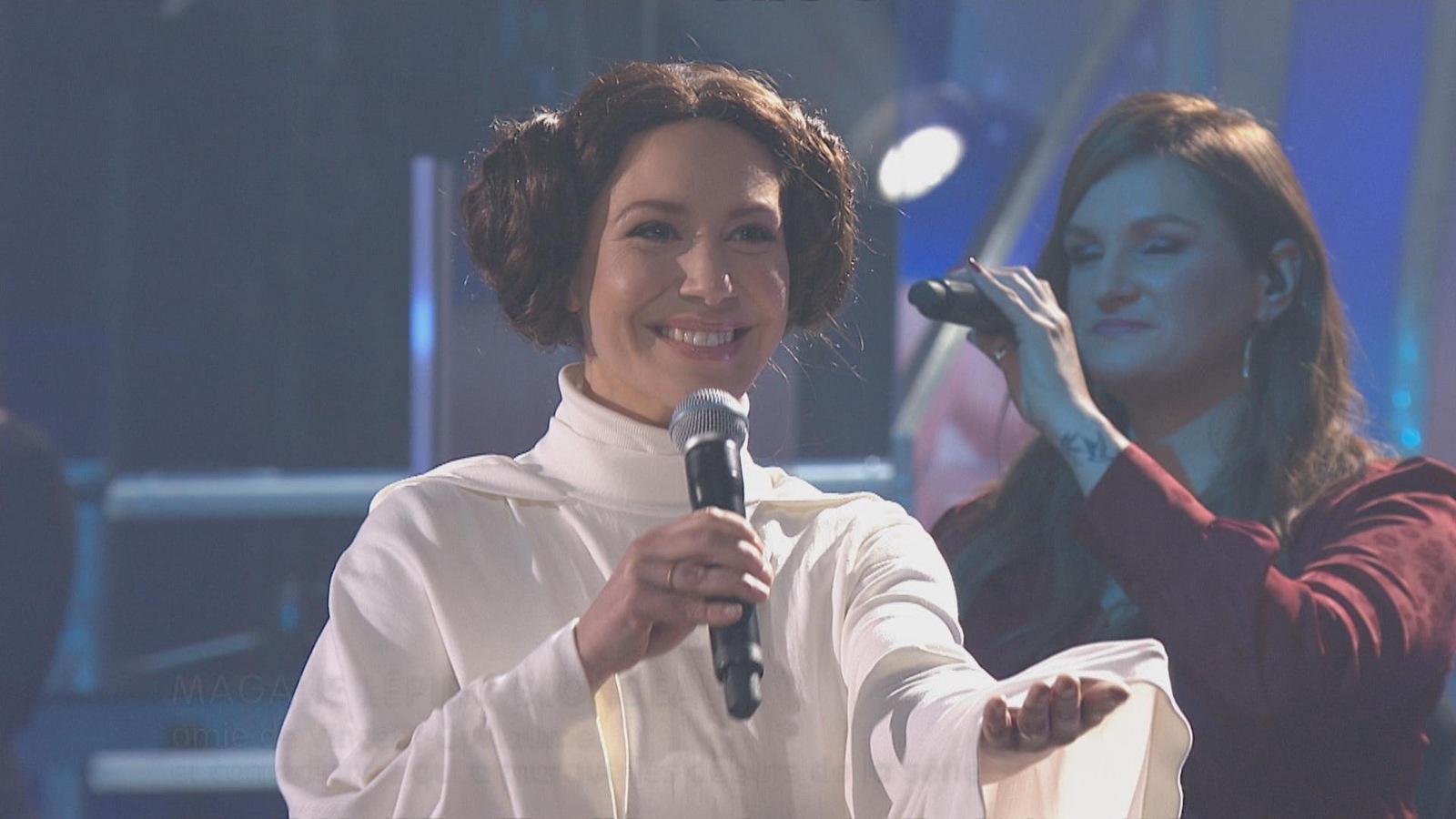 Magalie Lépine-Blondeau est au micro déguisée en Princesse Leia. Magalie Lépine-Blondeau est au micro déguisée en Princesse Leia.
