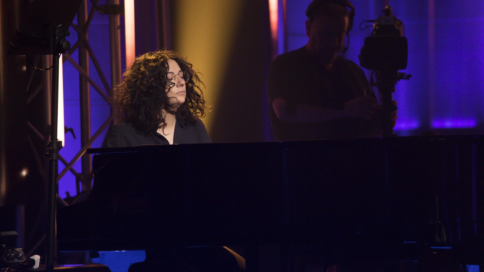 Alexandra Stréliski est assise au piano. Alexandra Stréliski est assise au piano.