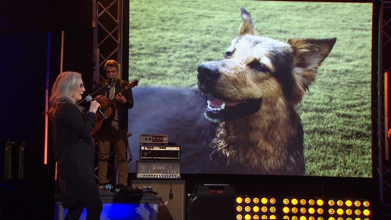 Nathalie Jobin chante, sur l'écran géant, l'image de son chien Clara. Nathalie Jobin chante, sur l'écran géant, l'image de son chien Clara.