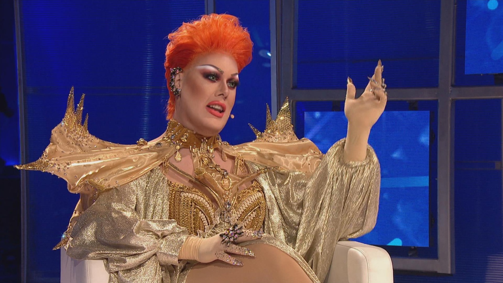 Rita Baga, flamboyante, est assise sur le plateau d’En direct de l’univers. Rita Baga, flamboyante, est assise sur le plateau d’En direct de l’univers.