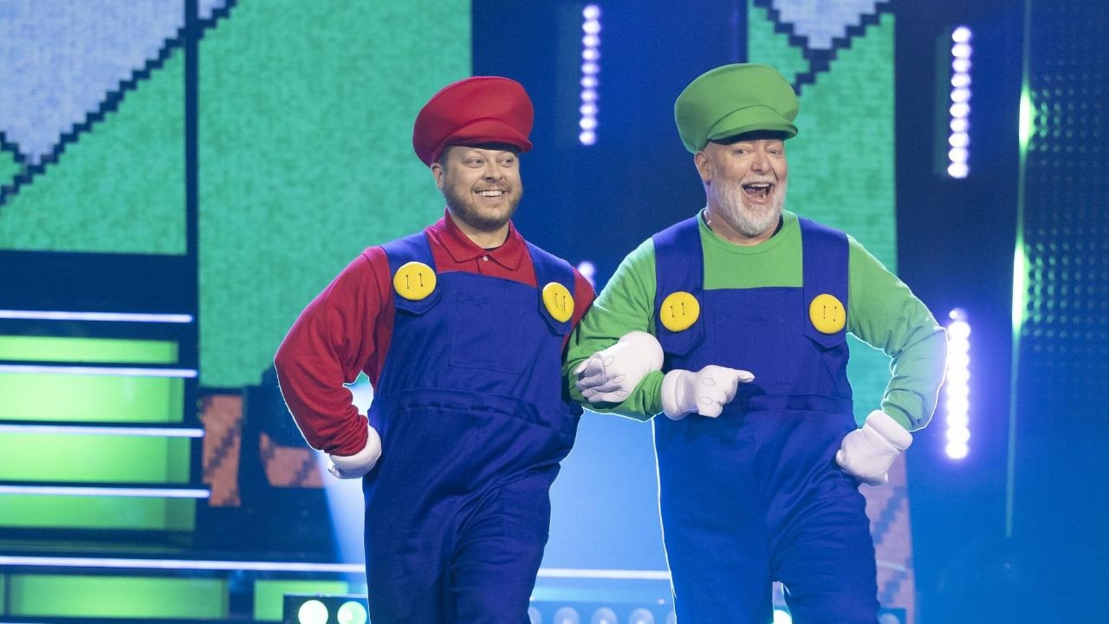 Les artistes sont déguisés en Mario Bros et Luigi et ils dansent sur scène.