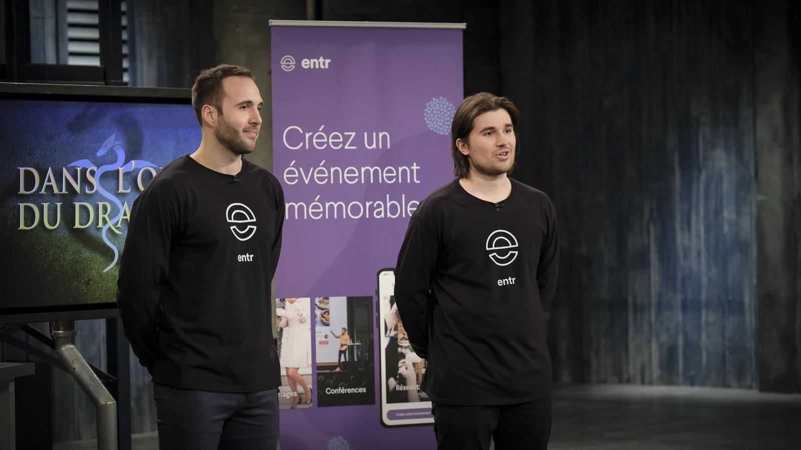 Deux hommes sont debout et portent des chandails de l'entreprise Entr. Deux hommes sont debout et portent des chandails de l'entreprise Entr.