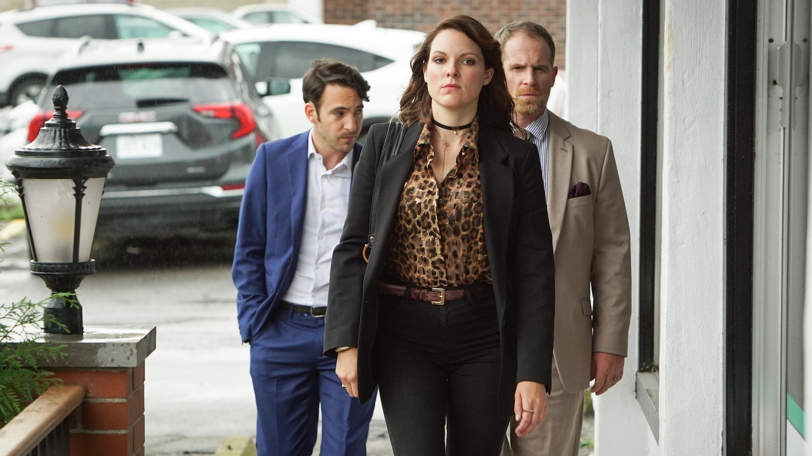 Rachelle Lauzon marche dans un stationnement suivie de son frère et de son beau-frère. Rachelle Lauzon marche dans un stationnement suivie de son frère et de son beau-frère.