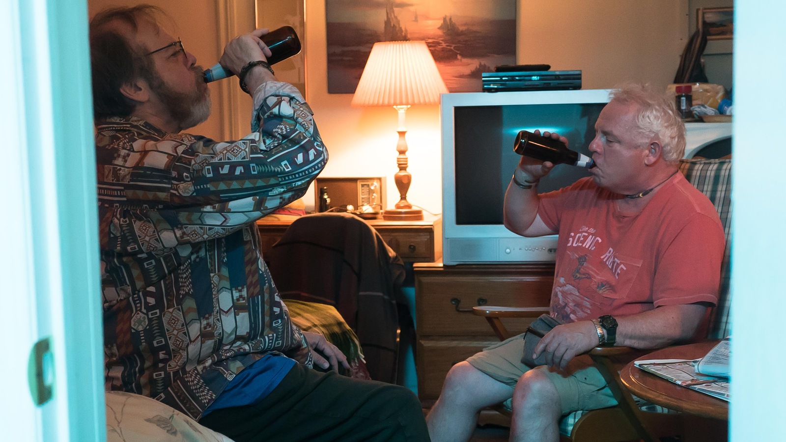 Ils sont assis l'un en face de l'autre et ils boivent de la bière. Ils sont assis l'un en face de l'autre et ils boivent de la bière.