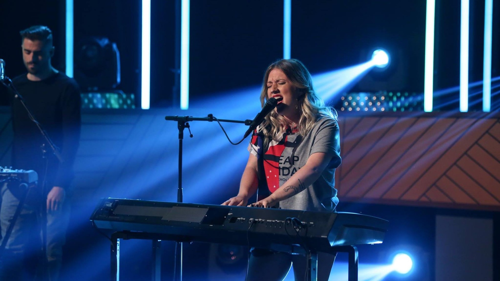 Elle chante en s'accompagnant au clavier Elle chante en s'accompagnant au clavier