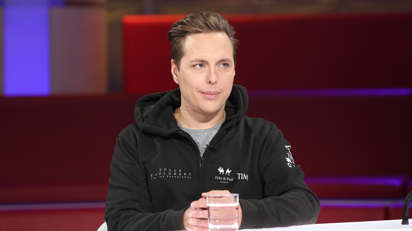 Félix Lajeunesse est à la table des invités. Félix Lajeunesse est à la table des invités.
