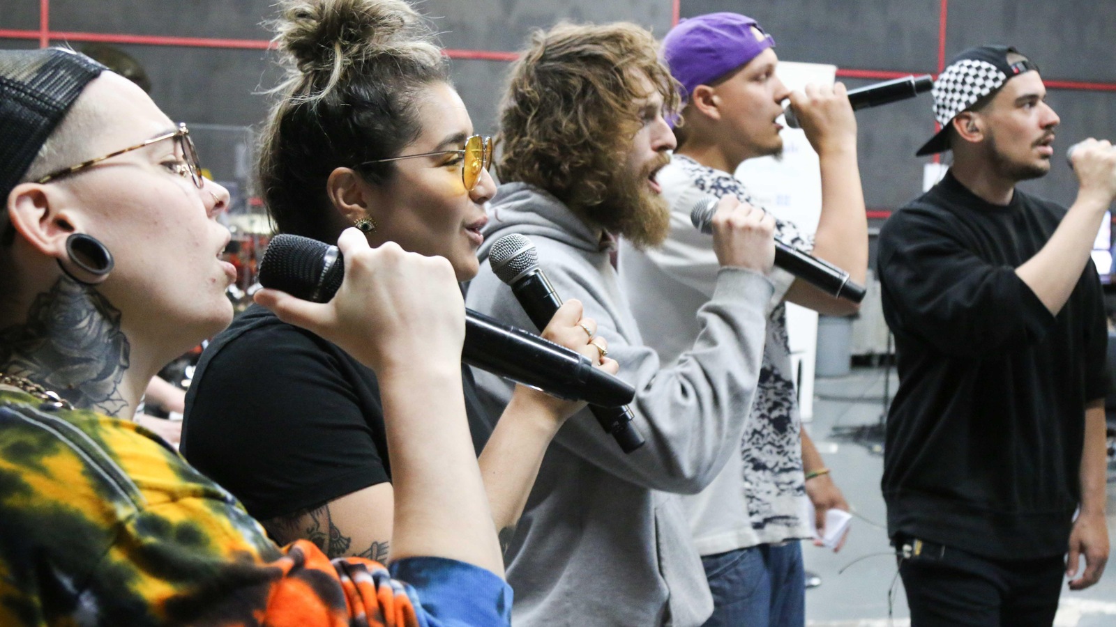 Les artistes chantent. Les artistes chantent.
