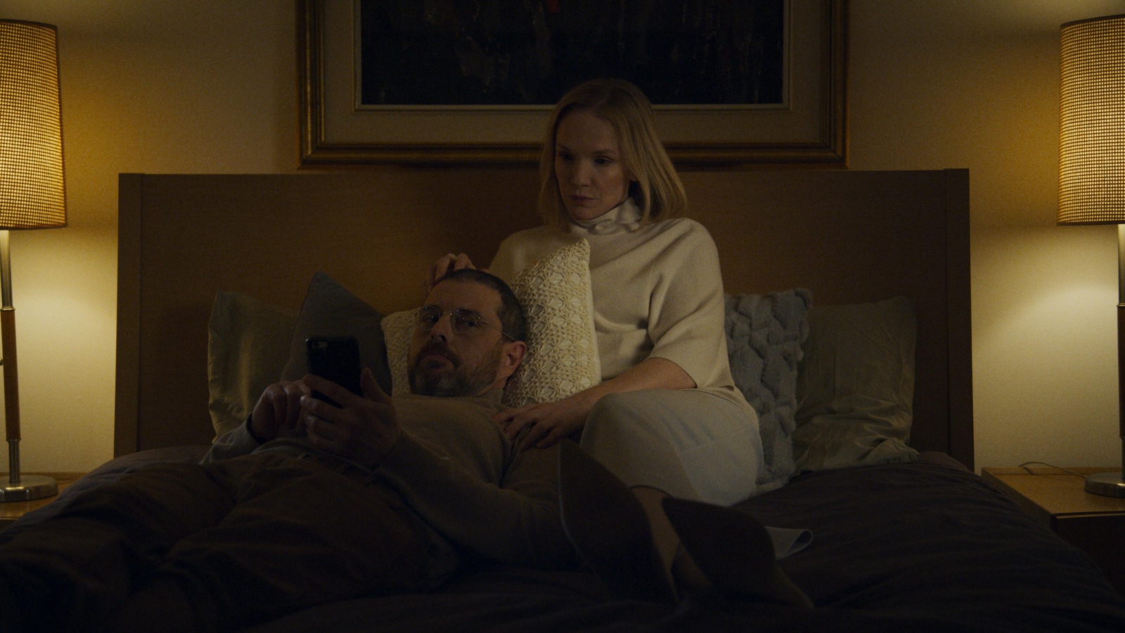 Un couple, habillé, allongé sur un lit. Un couple, habillé, allongé sur un lit.