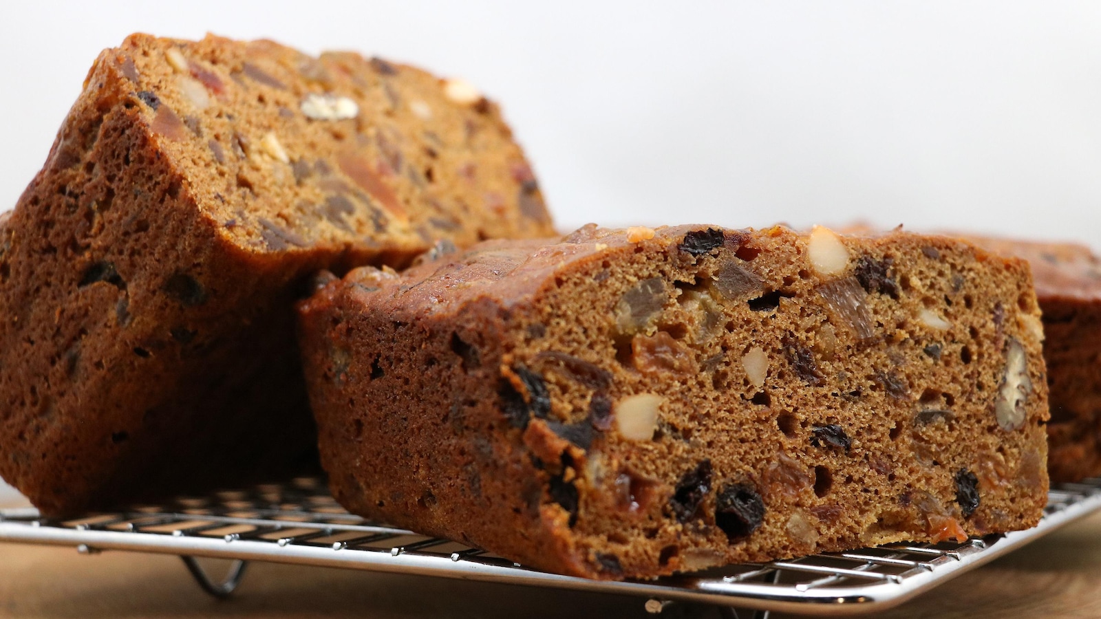 Quelques morceaux de gâteau posés sur une grille. Quelques morceaux de gâteau posés sur une grille.