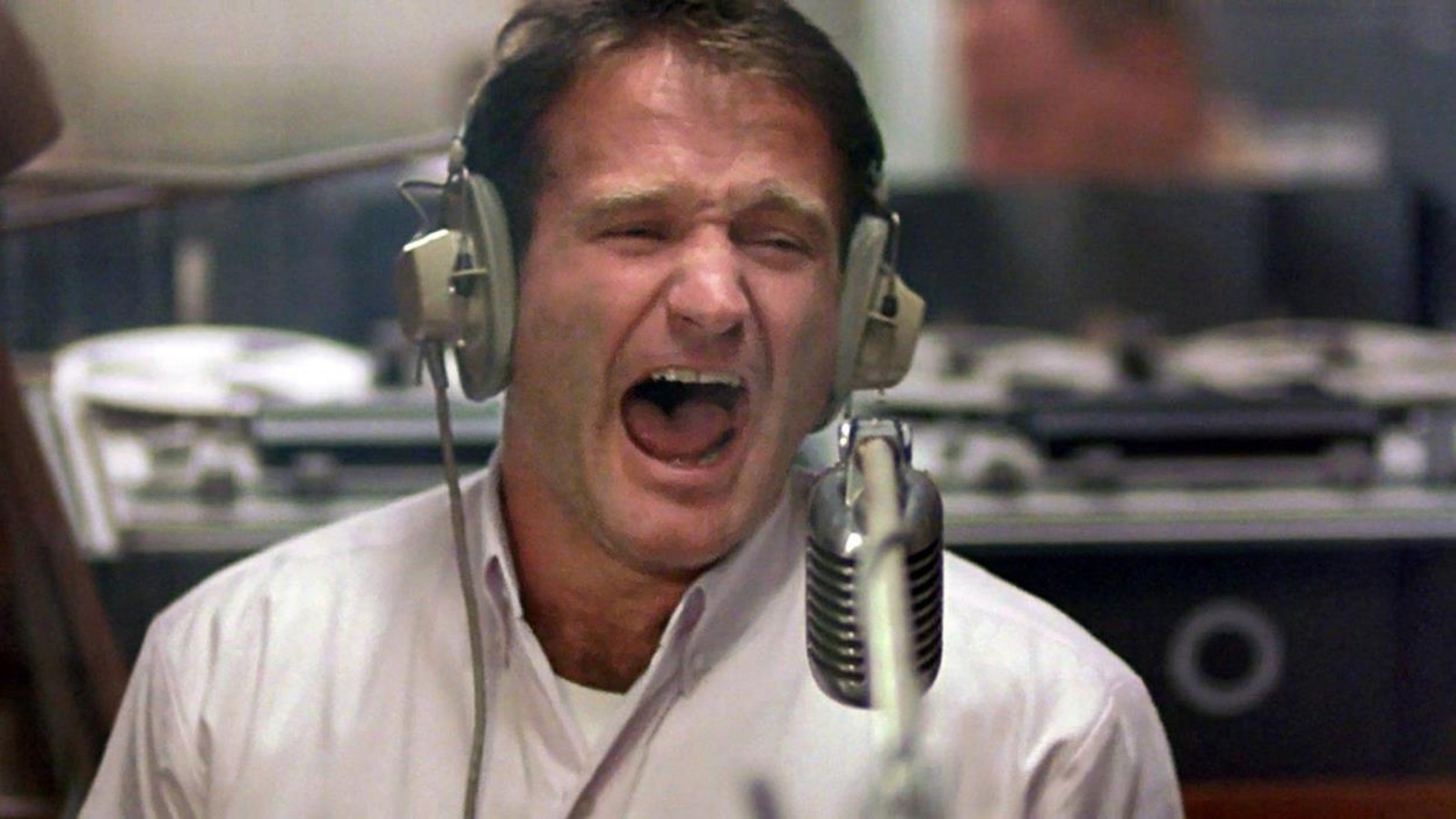 Un homme dans un studio radio, la bouche grande ouverte. Un homme dans un studio radio, la bouche grande ouverte.