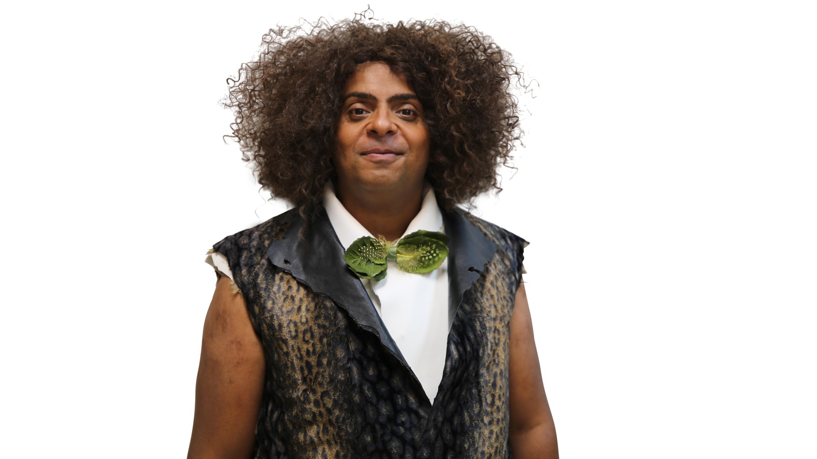 Il porte un afro et un look préhistorique. Il porte un afro et un look préhistorique.